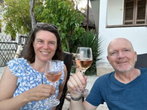 Prost, wir feiren den Start der Weltreise mit Champagner